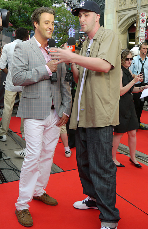 Ben Mulroney interviews Classified on the red carpet.